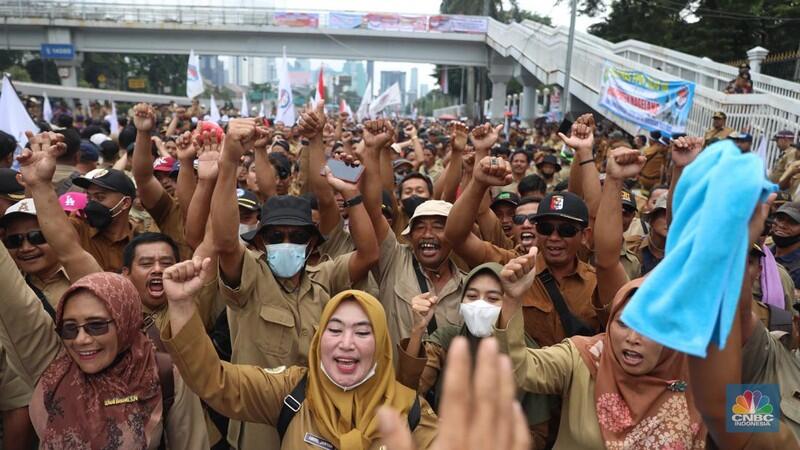 Nyampah! Kepala Desa Seperti Ini Kok Dipilih