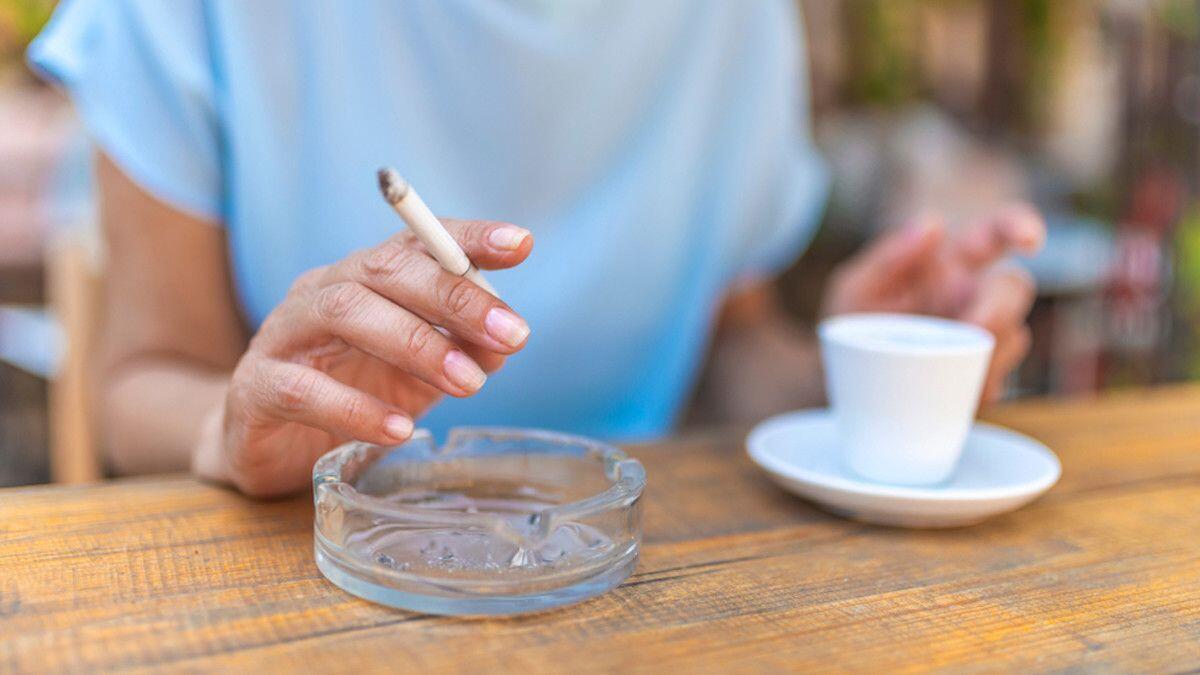 Ini Alasan Ngopi Sambil Merokok Nggak Dianjurkan