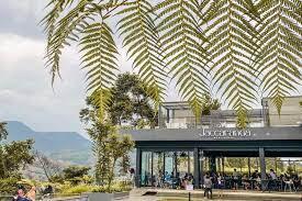 Menikmati Pemandangan Indah di The Upper Clift Cafe