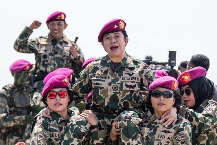 Ikut Simulasi Perang, Puan Maharani Diberi Gelar Warga Kehormatan Marinir oleh TNI AL