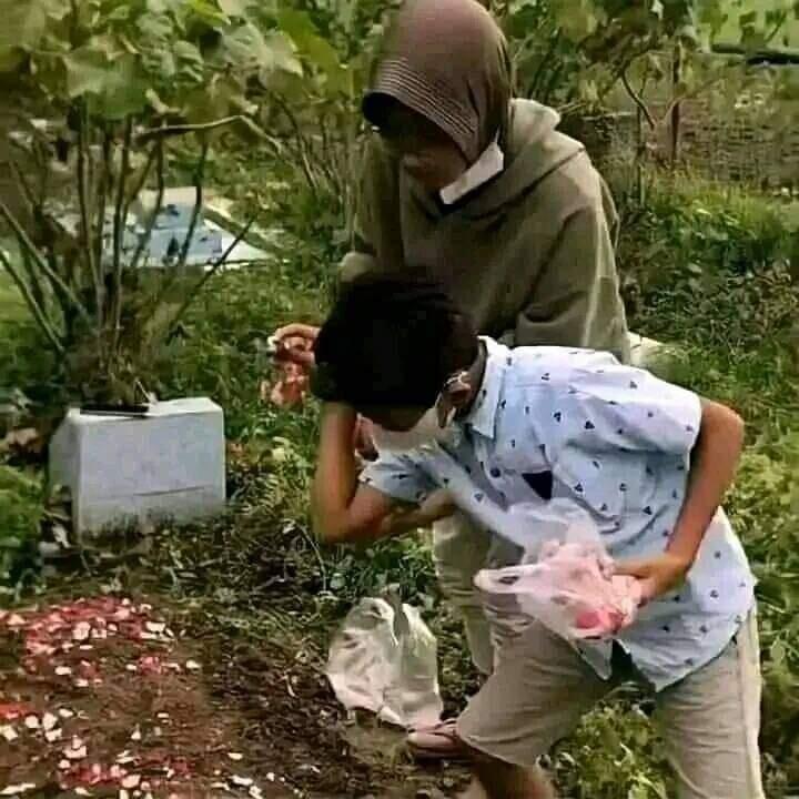 Gala Sky nyekar ke makam Vanessa Angel buat Fuji tepuk jidat: Engga gitu..