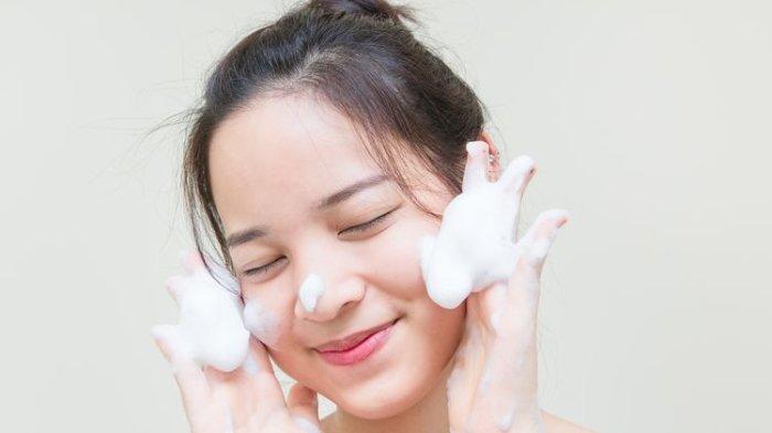 5 Rekomendasi Facial Wash yang Bisa Jadi Bestie untuk Kulit Kering Kamu