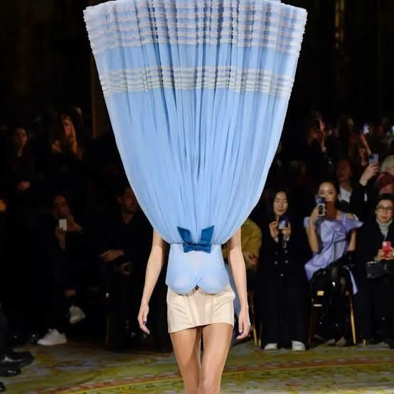 Gaun Serba Terbalik Hebohkan Paris Fashion Week, Apa Maknanya?