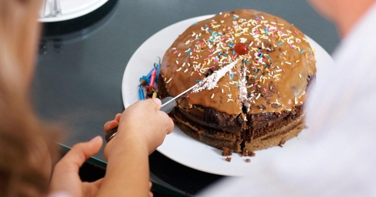 Cuma Potong Kue Di Restoran, Ditagih 25 Dollar, Sekitar Rp 374.000! Kok Bisa Begitu?