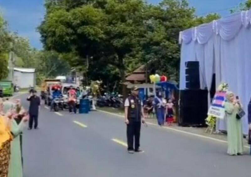 Viral Pesta Pernikahan Tutup Jalan Raya Ciamis, Wajarkah Seperti Ini?