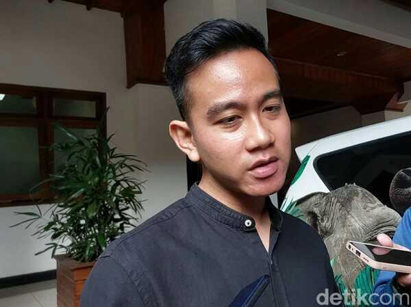 Diminta Pamer Penghargaan bak Anies, Gibran: Saya Tak Sehebat Beliau