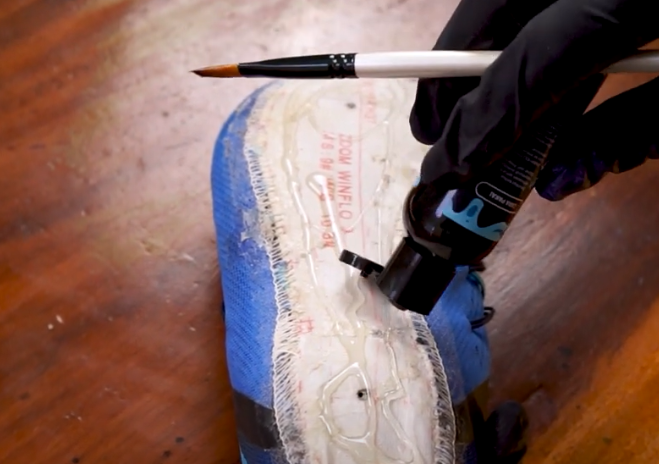 CARA MUDAH MENGHILANGKAN BEKAS LEM SEPATU