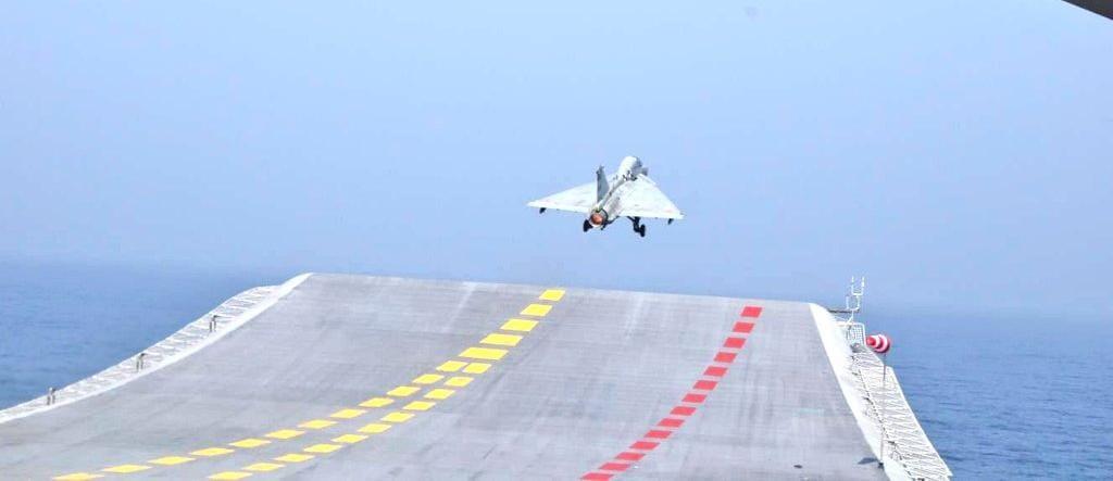 LCA Tejas dan MiG-29K Berhasil Landing dan Take-off di Kapal Induk INS Vikrant