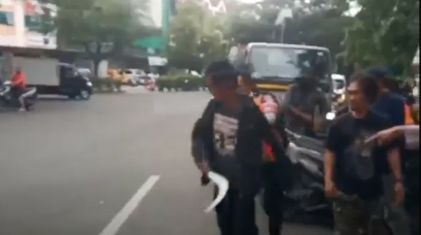 Seorang Jukir Acungkan Clurit ke Petugas Akhirnya Dimediasi, Gimana Gan Tanggapannya?