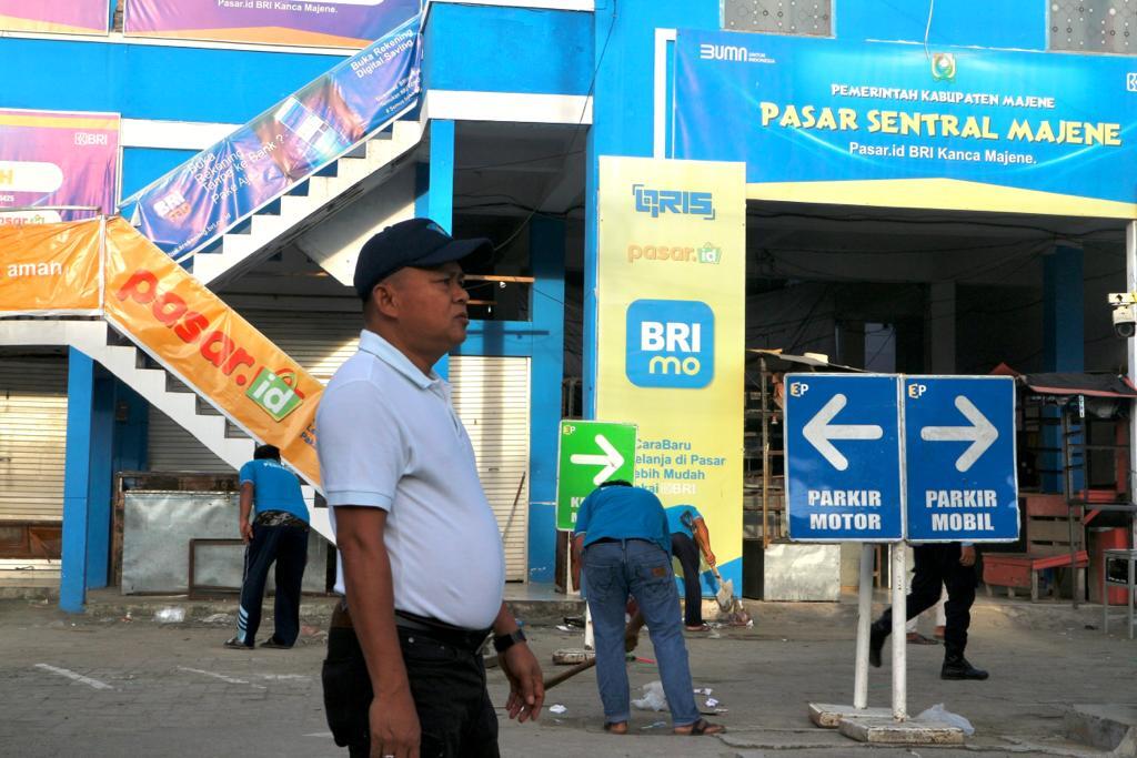 Aksi Pasukan Merah Putih WBP Rutan Majene Bersihkan Pasar Sentral Majene