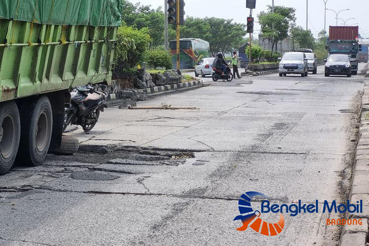 Perhatikan Komponen Ini Saat Mobil Sering Melintasi di Jalan Rusak