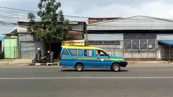 Viral Pria Ngamuk Dan Tendang Angkot, Ngaku Polisi Ternyata Satpam!