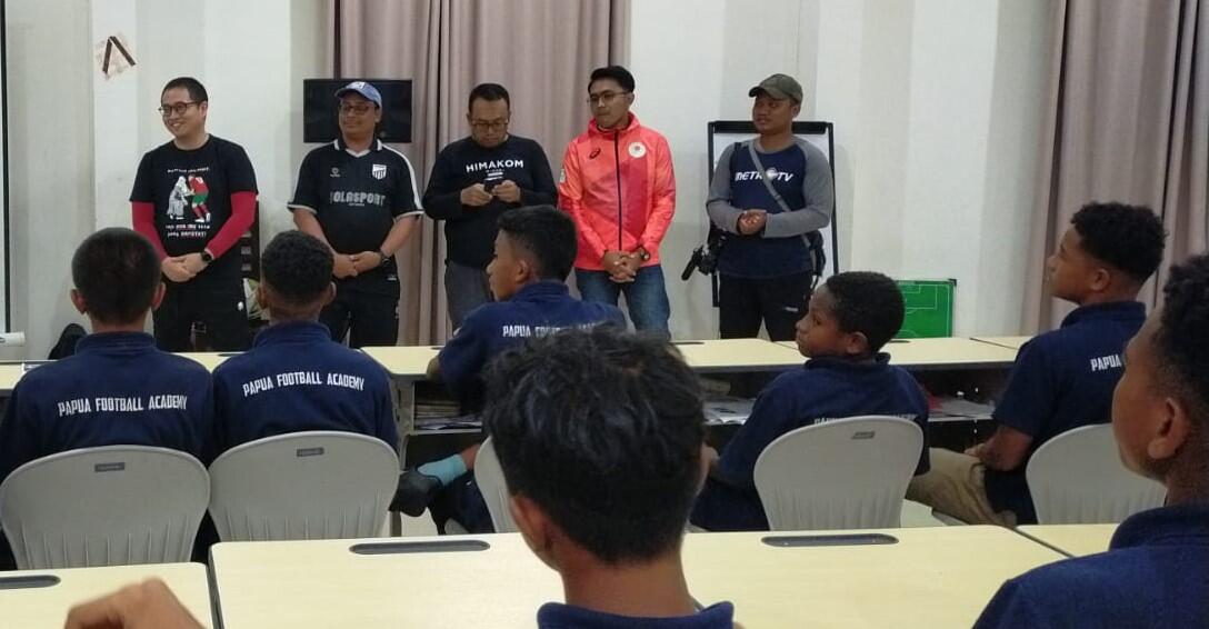Anak-anak Papua Football Academy Mendapat Pencerahan Pekerjaan Wartawan 