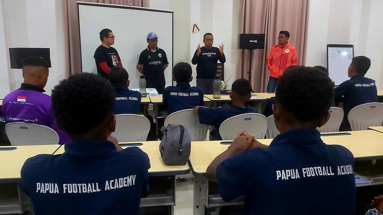 Anak-anak Papua Football Academy Mendapat Pencerahan Pekerjaan Wartawan 