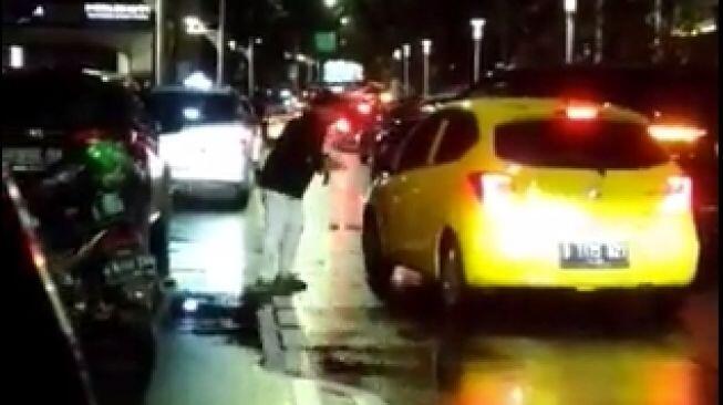 Pengemudi Fortuner Hajar Honda Brio di Tengah Jalan, Perlu Dihukum Ga Nih?