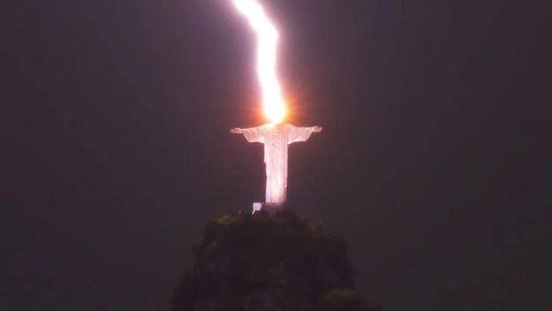Netizen Heboh Patung Yesus di Brazil Tersambar Petir, Ini Dia Alasan Ilmiahnya