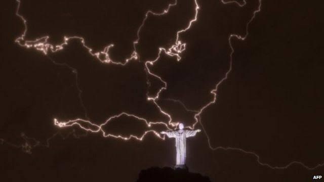 Netizen Heboh Patung Yesus di Brazil Tersambar Petir, Ini Dia Alasan Ilmiahnya