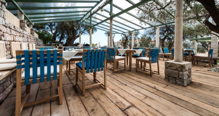 Rekomendasi 5 Jenis Lantai Outdoor Café, pas untuk Nongkrong!