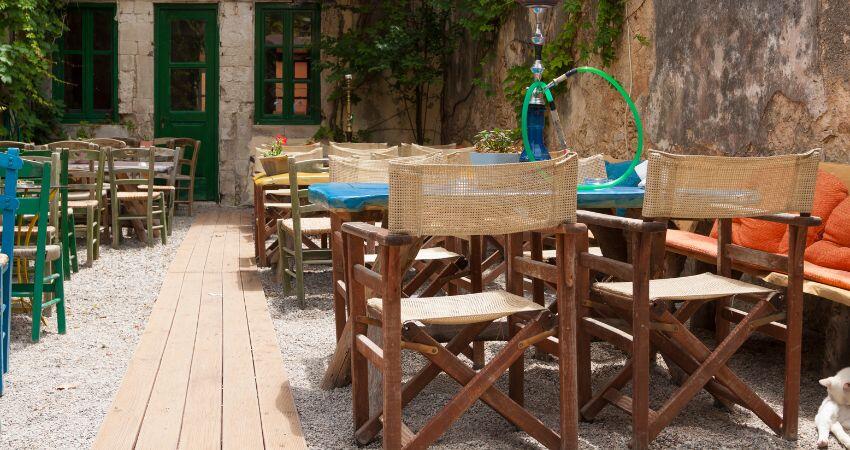 Rekomendasi 5 Jenis Lantai Outdoor Café, pas untuk Nongkrong!