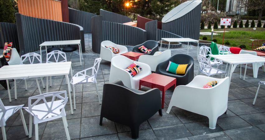 Rekomendasi 5 Jenis Lantai Outdoor Café, pas untuk Nongkrong!