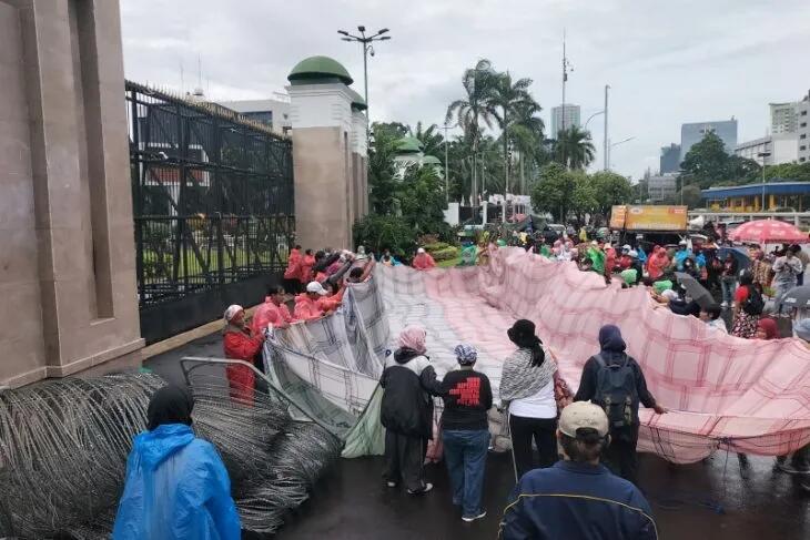 PRT Bentangkan Serbet Raksasa Di Gedung DPR
