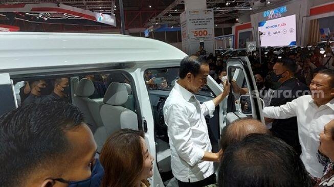 Jokowi Langsung Jajal Mobil Listrik Esemka di IIMS 2023