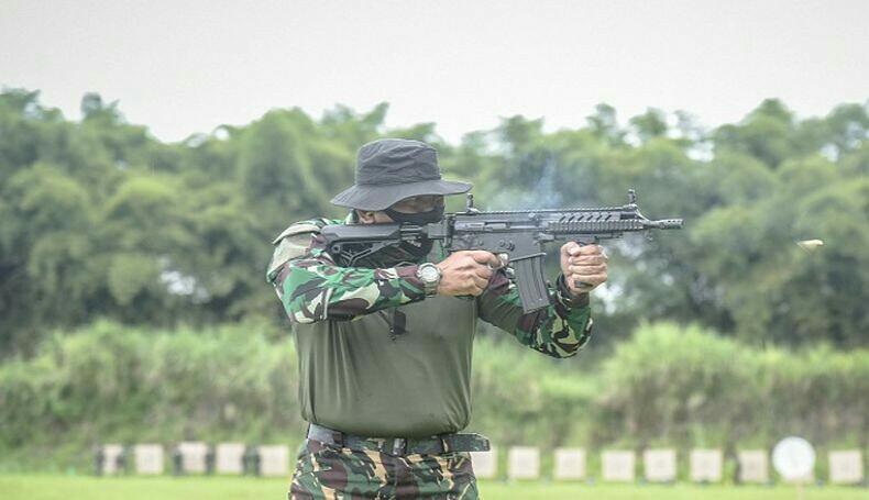 Waduh Gan Kok Senjata yang Dipegang OPM Mirip Senjata Canggih SS1-V1 Buatan Pindad?