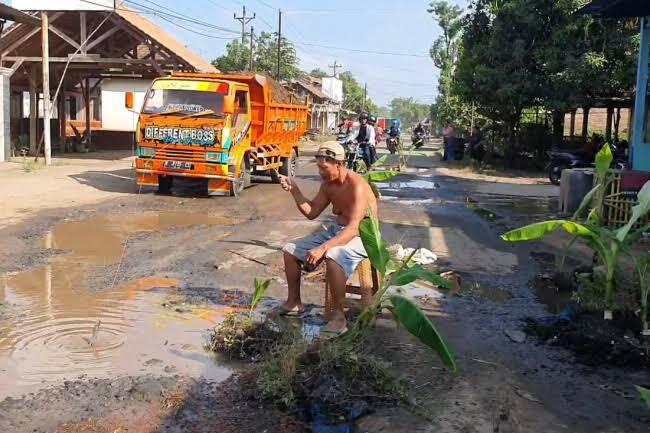 Gus Yasin Minta DPU Jateng Segera Perbaiki Jalan Rusak di Rembang