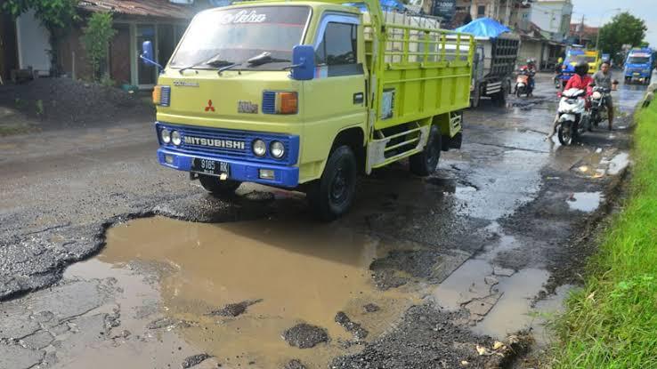 Gus Yasin Minta DPU Jateng Segera Perbaiki Jalan Rusak di Rembang