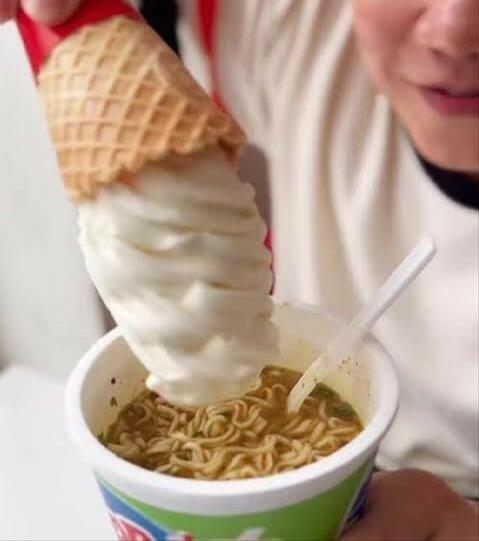 Sekte Baru Makan Mie Instan Pakai Es Krim Mixue, Apa Rasanya?