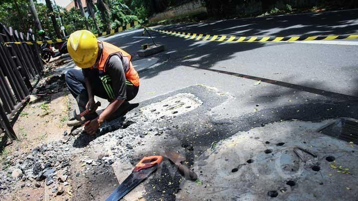 71 Sumur Resapan di Jakpus Diperbaiki, Banyak Penutup Sumur Tidak Rata Aspal Jalan