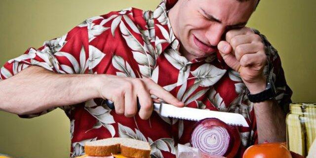 Suka Tiba-tiba Nangis Saat Iris Bawang Merah? Ternyata Ini Dia Alasan dan Penyebabnya