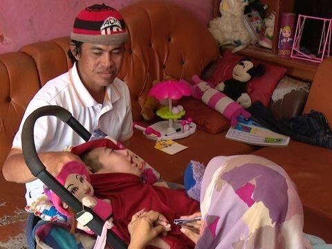 Mari Bantu Mutia, Penderita Cerebal Palsy yang Bergantung dari Ayah Penjahit