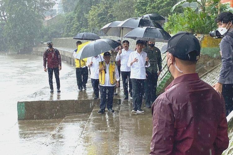 Selain Ciliwung, Jokowi Sebut 12 Sungai di Jakarta Perlu Dinormalisasi

