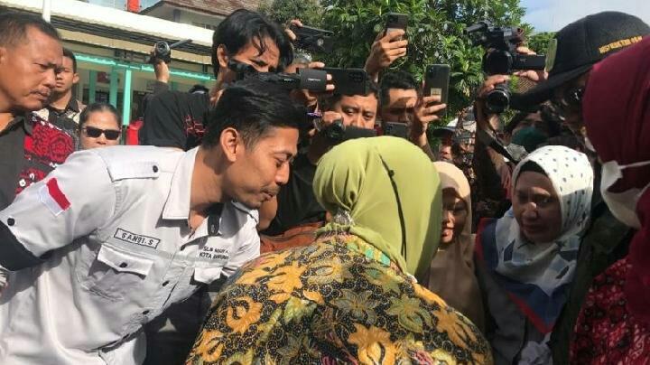 The Power Of &quot;Bu Risma&quot;, Pejabat Yang Kerap Kali Sujud Di Depan Umum