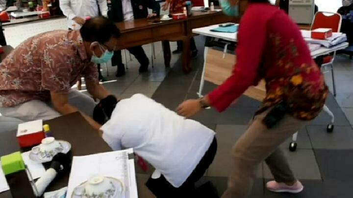 The Power Of &quot;Bu Risma&quot;, Pejabat Yang Kerap Kali Sujud Di Depan Umum