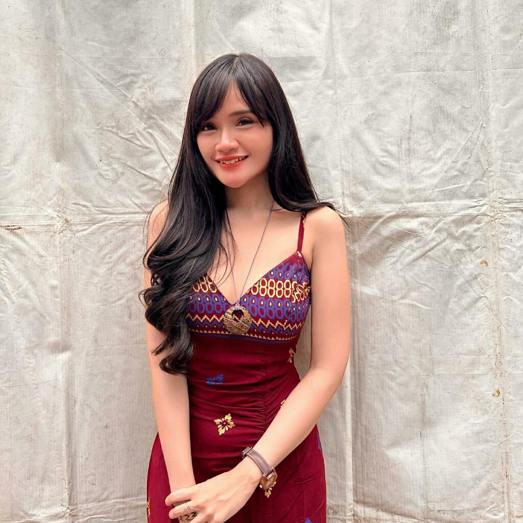 5 Potret Cantik Fanny Soegi, Sang Penyanyi Asmaralibrasi!