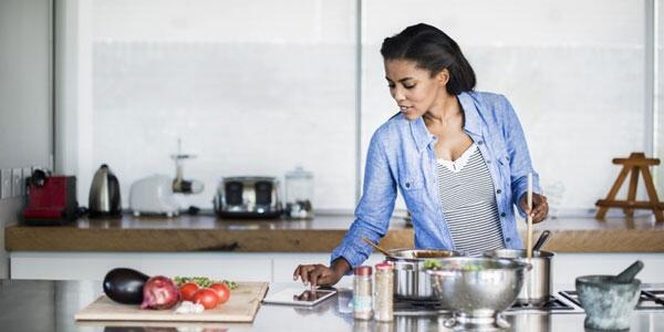 Masih Haruskah Seorang Gadis Bisa Masak Agar Jadi Istri Idaman? Pria Harus Tahu Ini