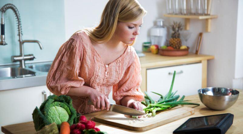 Masih Haruskah Seorang Gadis Bisa Masak Agar Jadi Istri Idaman? Pria Harus Tahu Ini