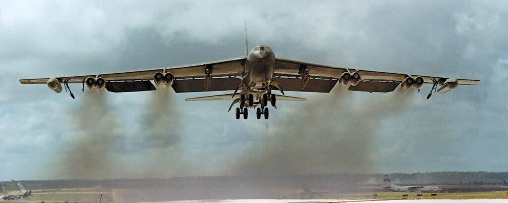 Saat Megabintang Hollywood Sekaligus Jenderal Terbang Dlm Misi Bomber B-52 Di Vietnam