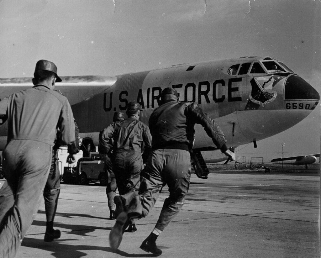 Saat Megabintang Hollywood Sekaligus Jenderal Terbang Dlm Misi Bomber B-52 Di Vietnam