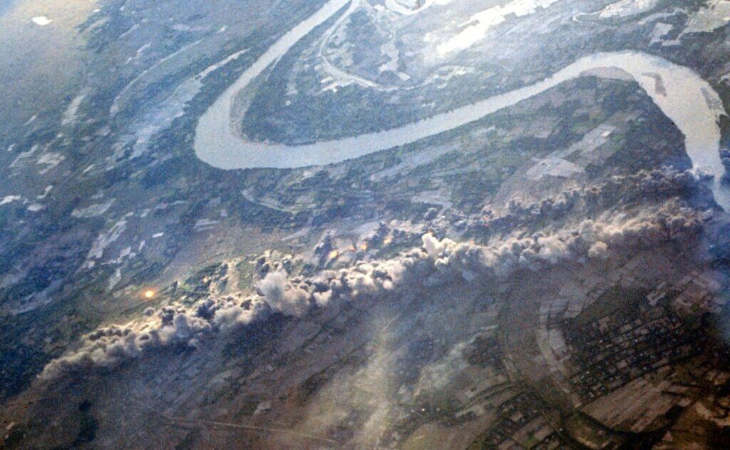 Saat Megabintang Hollywood Sekaligus Jenderal Terbang Dlm Misi Bomber B-52 Di Vietnam