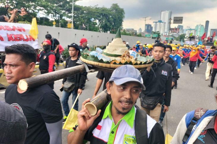 Buruh bawa nasi tumpeng dan keranda untuk anggota DPR RI