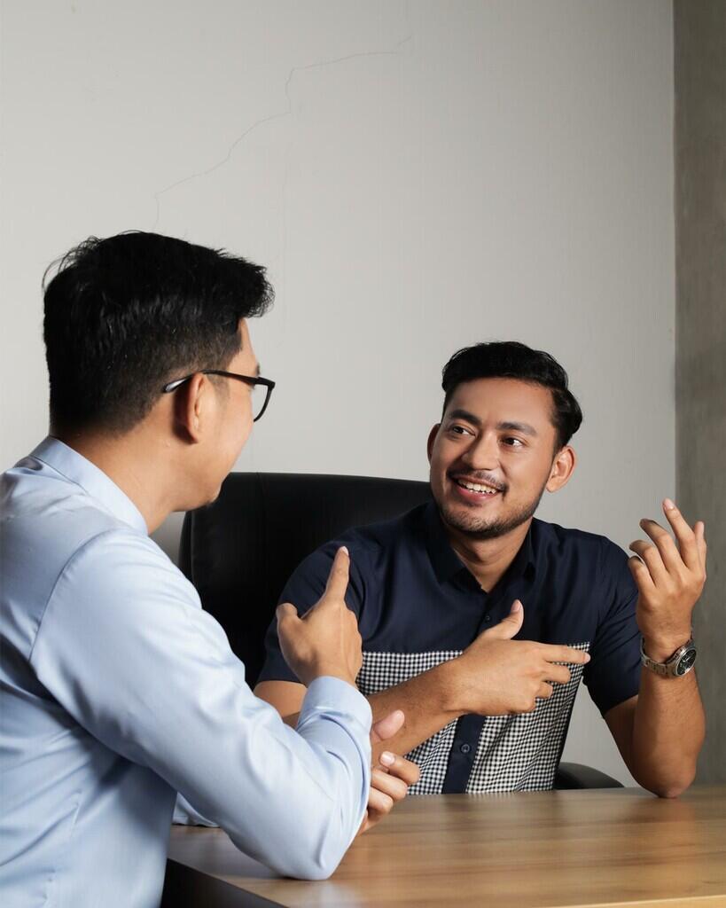 TINGKATKAN RASA PERCAYA DIRI SAAT DI KANTOR DENGAN 5 CARA INI!