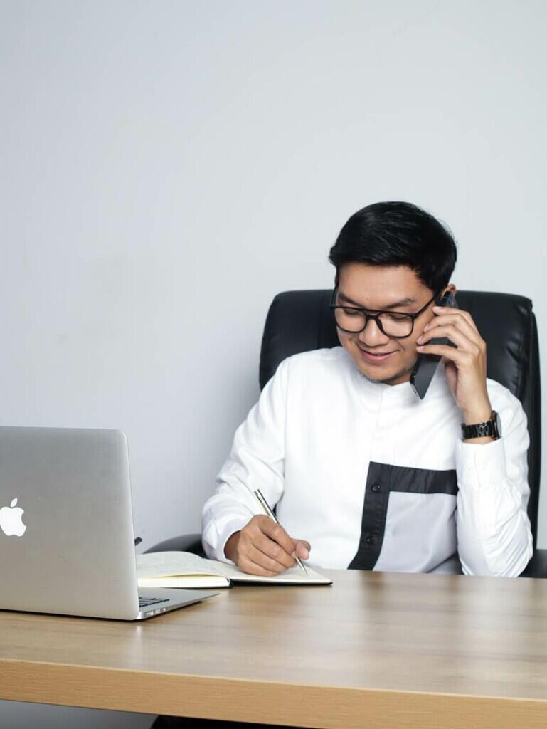 TINGKATKAN RASA PERCAYA DIRI SAAT DI KANTOR DENGAN 5 CARA INI!