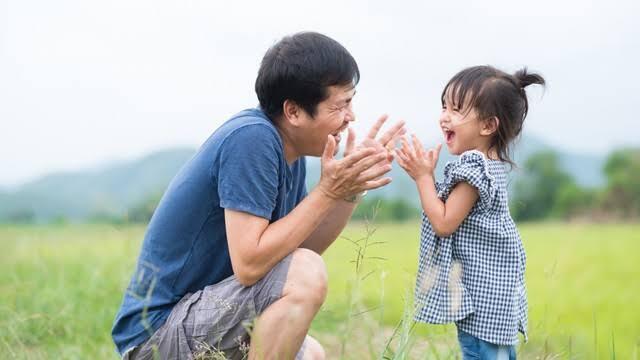 Buah Jatuh Tidak Jauh dari Pohonnya? Ini Penyebab Anak Mirip dengan Orang Tuanya!