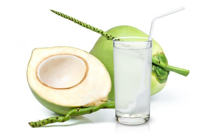 Mending Minum Air Kelapa Muda Dibanding Minum Obat, Nih Alasannya!