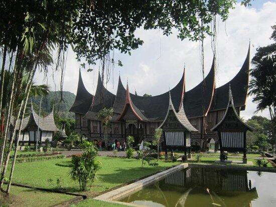 Paket Tour Padang: Menikmati Indahnya Surga di Sumatera Barat