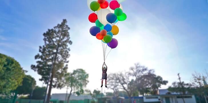 Mungkinkah Manusia Diangkat dan Terbang Hanya dengan Balon?