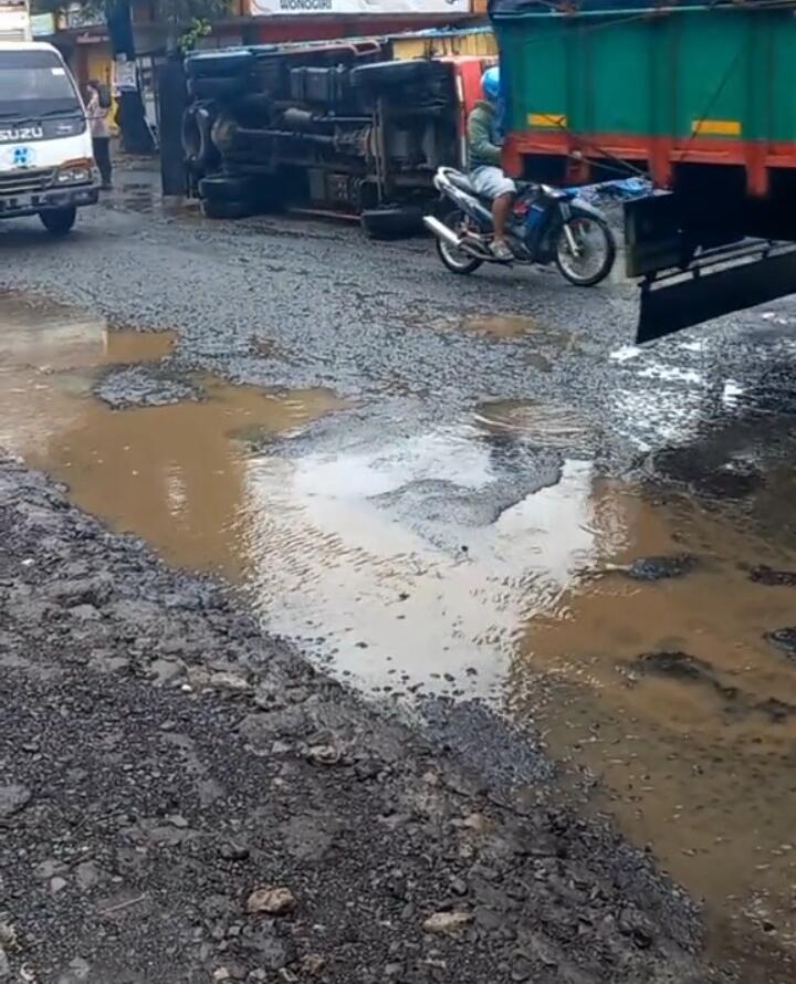 Bupati Kendal Curhat ke Ganjar Jalan Rusak Parah &amp; Bahayakan Warga